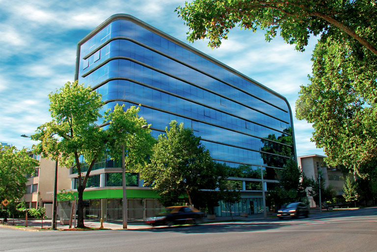 Vista isométrica de Edificio moderno donde está ubicada la casa matriz de Auditron (Av andrés bello esquina Manuel Montt, Providencia, Santiago)